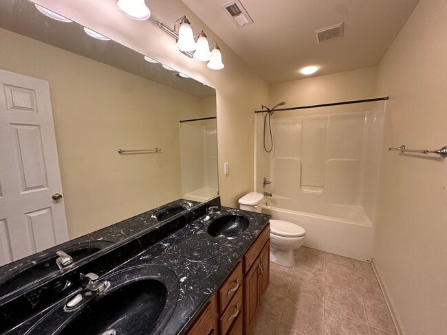 Building Photo - Spacious 4BR/3.5BA Two-Story Home in Queenswood Subdivision