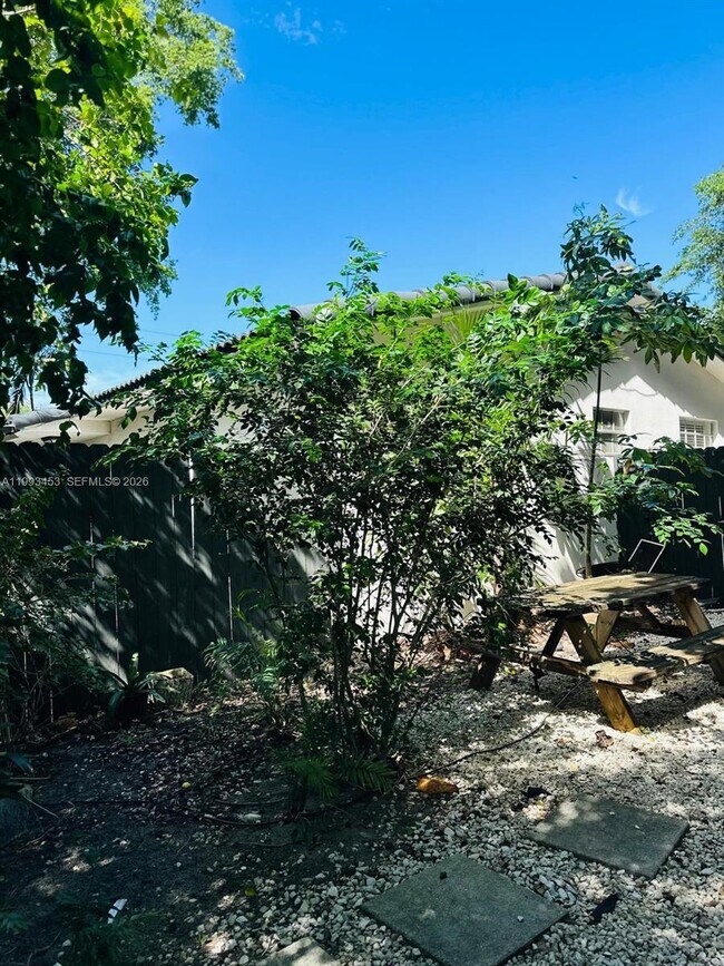 Building Photo - 1002 NE 119th St