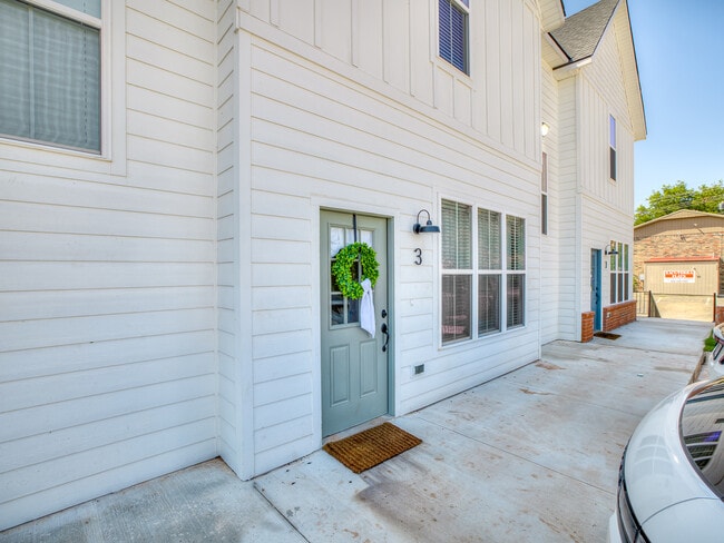 Building Photo - 1676 N Leverett Ave