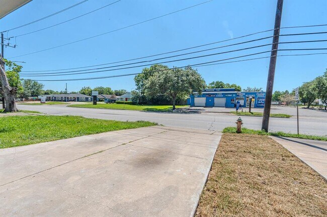 Building Photo - 2127 Strawberry Rd