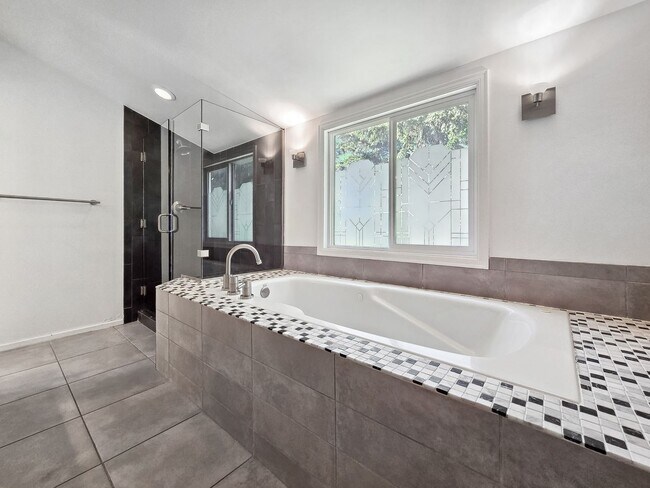 Building Photo - Stunning 4-Bedroom Home with Luxurious Mas...