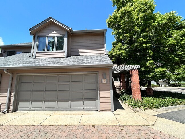 Building Photo - Gorgeous 4 Bedroom Townhome Steps from Boulder Country Club