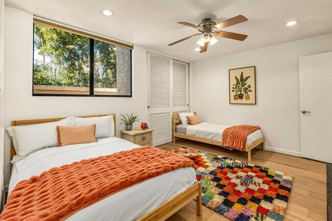 Building Photo - 2420 Torrey Pines Rd