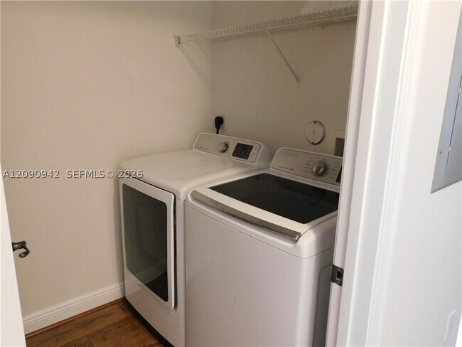 Building Photo - 1338 SW 3rd Ct