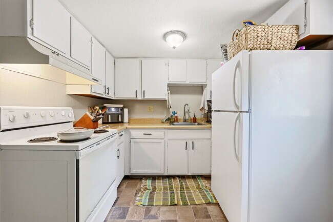 Building Photo - $1,695.95 - 2 Bed, 1 Bath Townhome In Denver with In Unit Laundry!