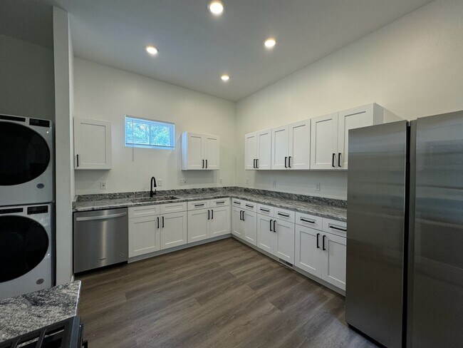 Building Photo - 7 Bed/3 Bath Mins. from UC Campus $750/pp ...