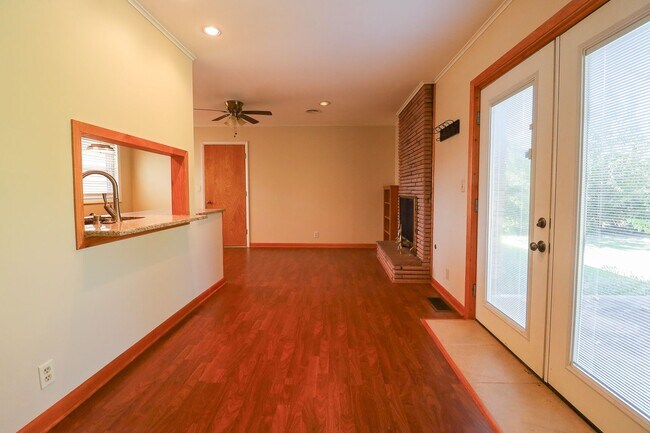 Building Photo - 3 Bed Mid-Town Beaut! Available for Immedi...