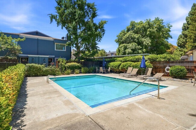 Building Photo - Luxury  2 bedroom Townhome in Great Location