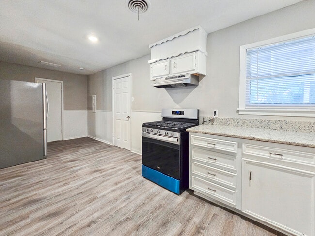 Building Photo - 601 Brookfield Dr