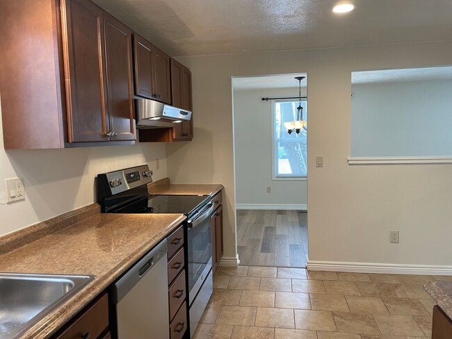 Building Photo - Updated 3BD/2.5BA Westminster Home