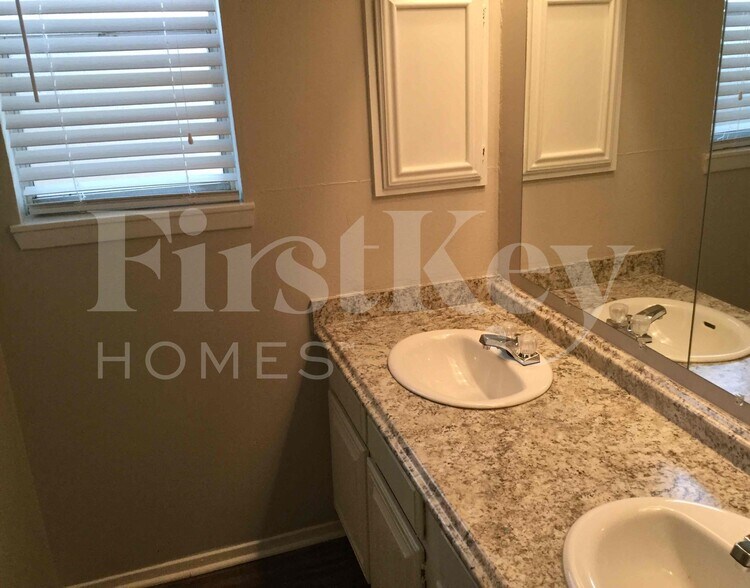 Building Photo - 5506 Maplegate Dr