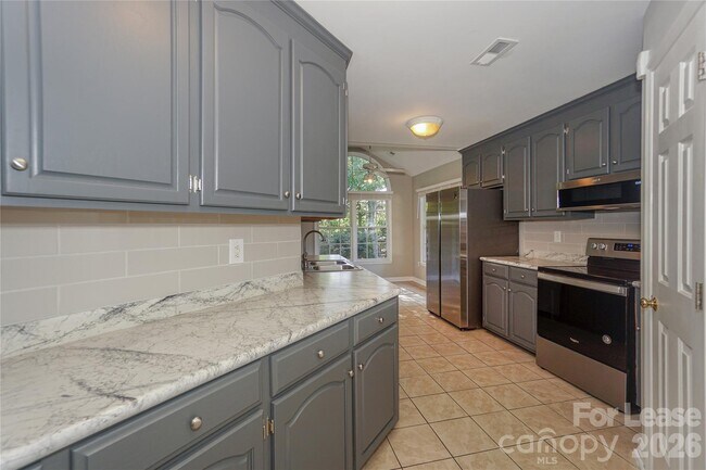 Building Photo - 840 Emerson Dr