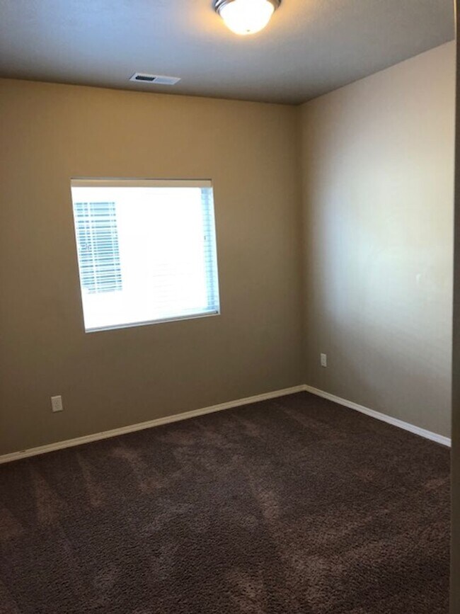 Building Photo - 110 Bull Frog Dr