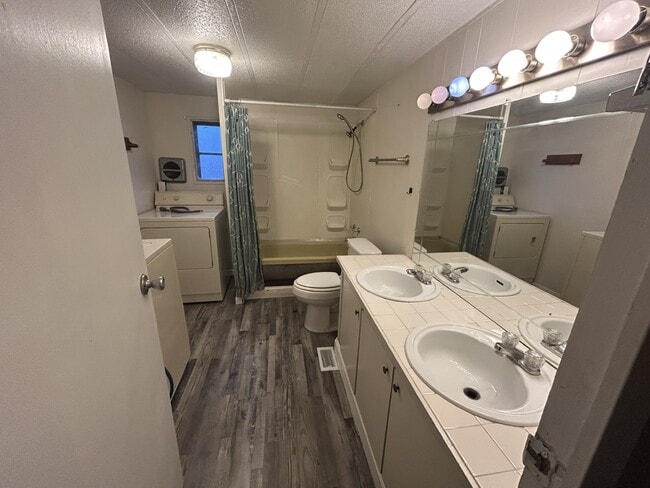 Building Photo - 104 1st Ave SW