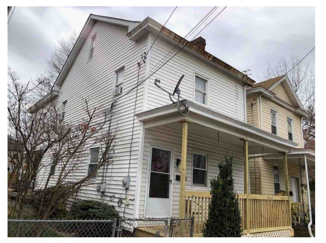 Front porch. rear porch, rear deck, low maintenance level side yard - 1117 Fredonia St