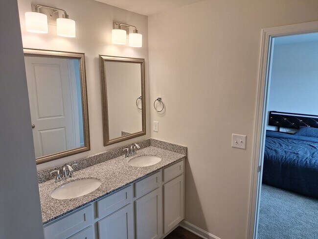 Building Photo - 725 Gatestone Ln