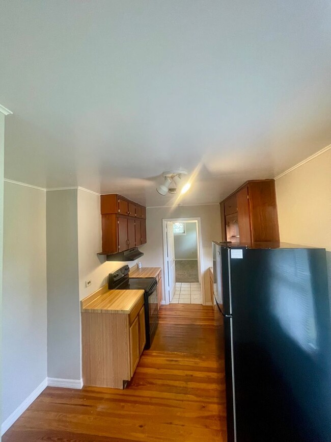 Building Photo - 3 Bed 2 Bath Home w/ Hardwood Floors and L...