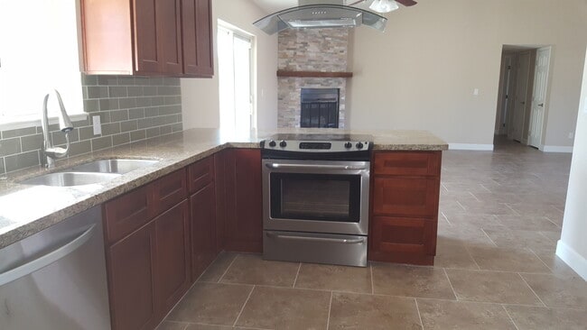 Building Photo - UNFURNISHED SINGLE FAMILY HOME