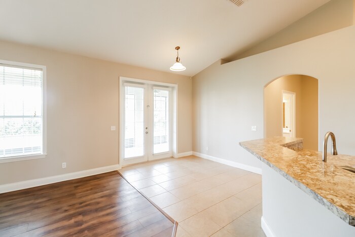 Building Photo - 690 Country Walk Ct