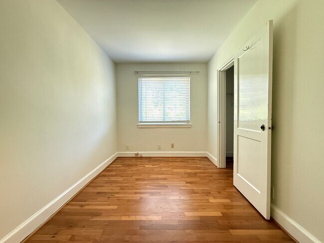 Building Photo - 715 N Avalon Rd