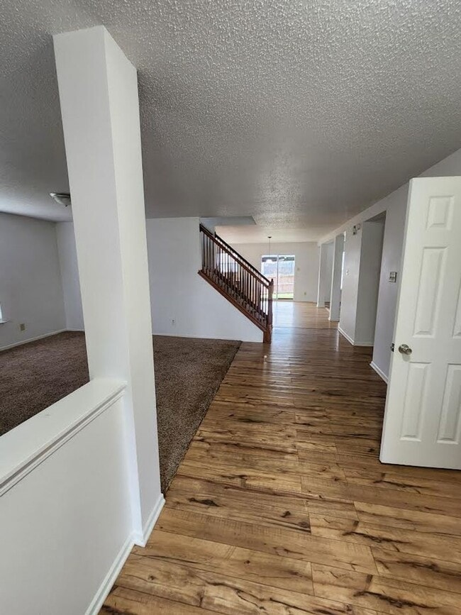 Building Photo - Lovely 4br/ 2.5 bath Single family home Ne...