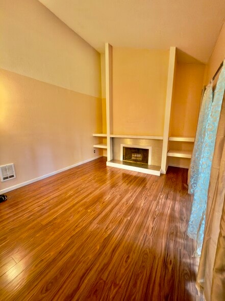 Building Photo - 4717 W Lake Sammamish Pky SE