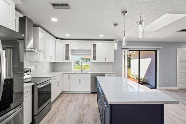 Building Photo - 8312 Roxboro Dr