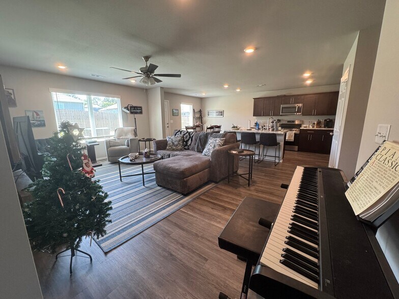 Building Photo - 2943 W McLaren Dr