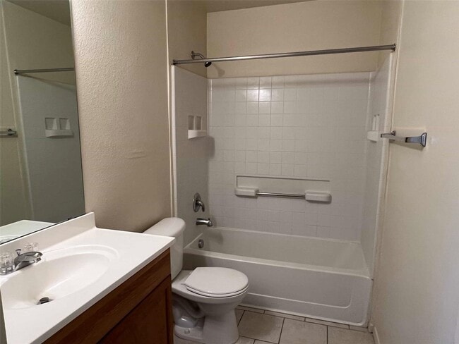 Building Photo - Cozy 2 Bedroom and 2 bathroom duplex for rent in Saginaw!