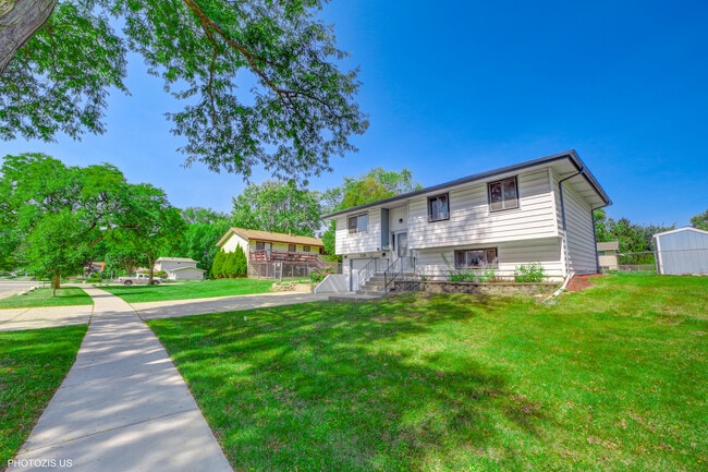Building Photo - 728 Boxwood Dr
