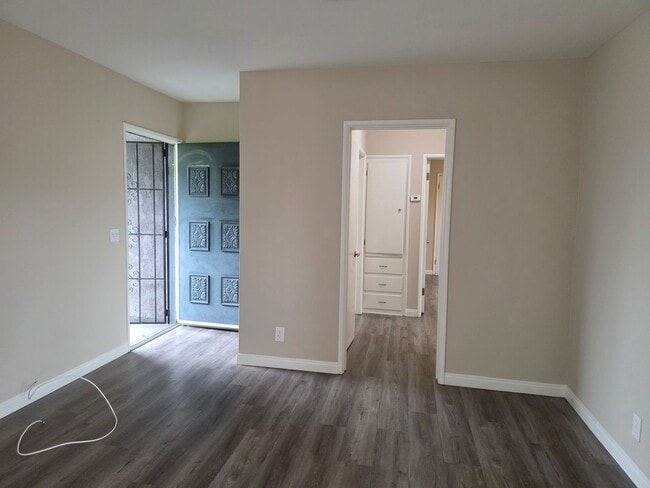 Building Photo - Stunning 2-bedroom 2nd floor apartment with garage parking!