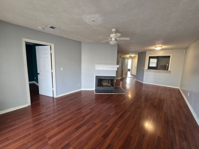 Building Photo - 950 Stewarts Creek Dr