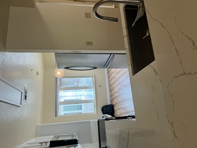 Building Photo - 425 Mountain View Dr
