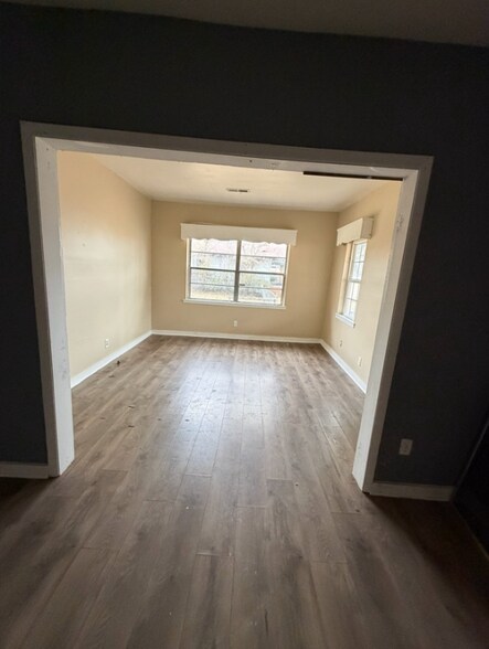 Building Photo - 12 4th Ave S