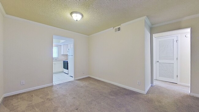 Building Photo - MOVE IN SPECIAL $500 OFF FIRST MONTH'S REN...