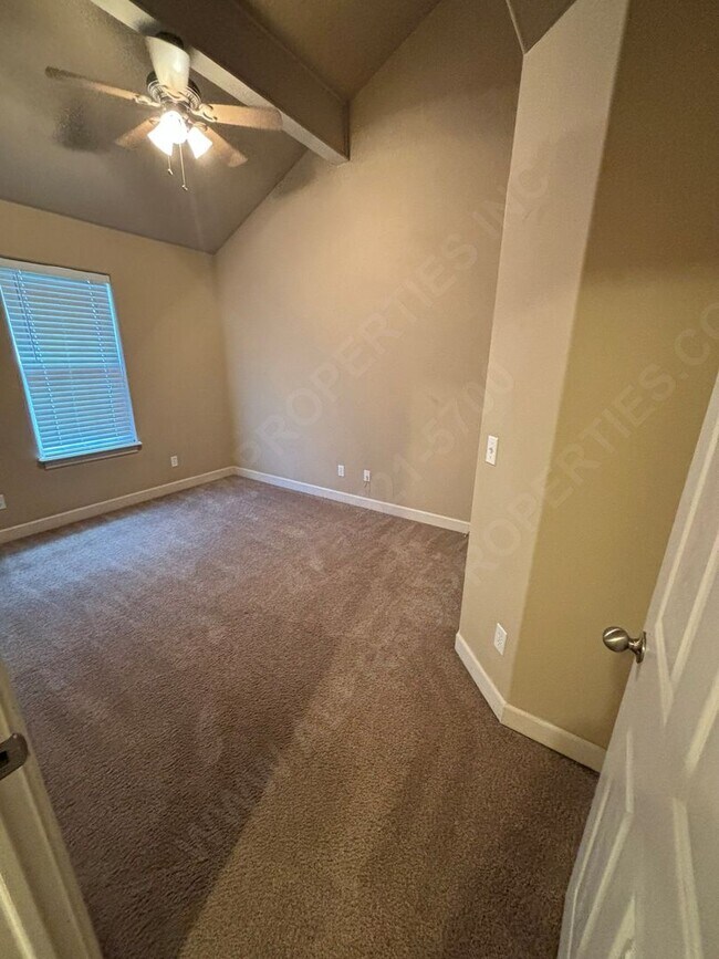 Building Photo - Spacious Living: 3 bed 1 bathroom Fayettev...