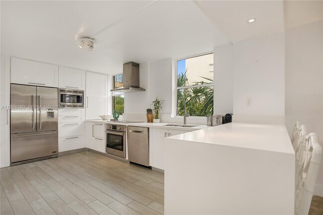 Building Photo - 1700 S Bayshore Ln