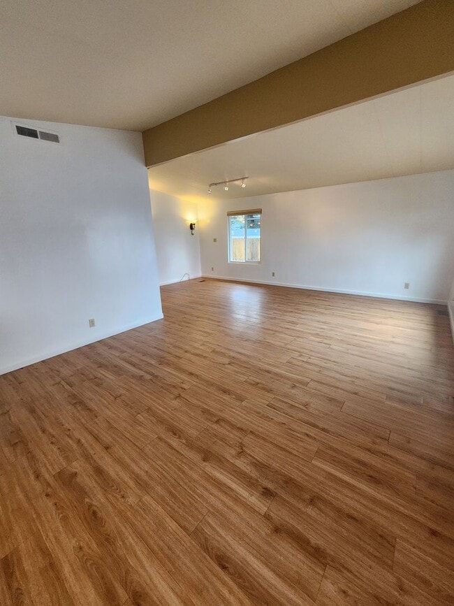 Building Photo - Adorable Retro Chic Home