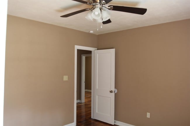 Building Photo - 905 W Whitney Ave