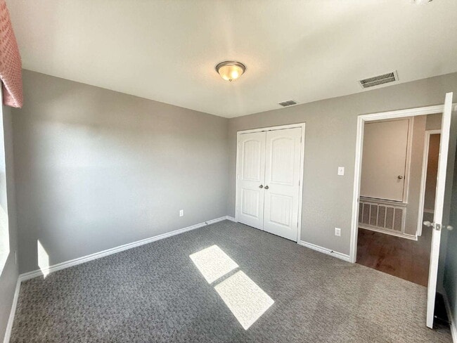 Building Photo - Immaculate Two Story Home in Legend Point Just Minutes from IH-35, shopping and area school!