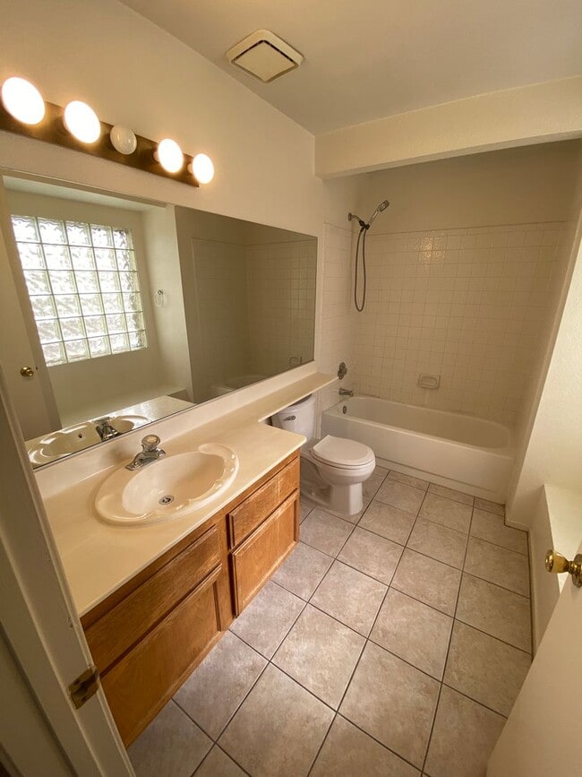 Building Photo - Tamarus