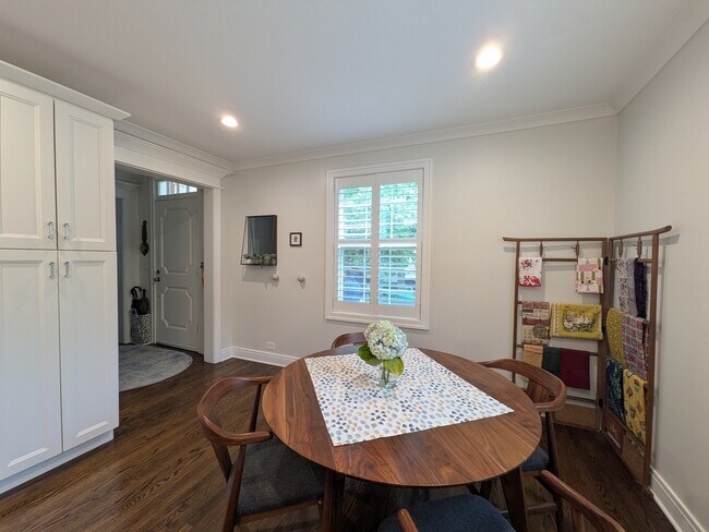 Building Photo - 2741 Lincolnwood Dr