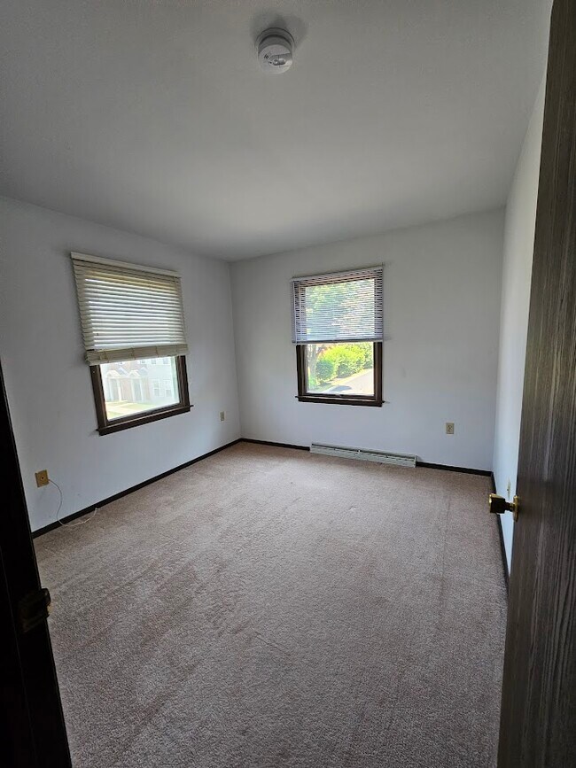 Building Photo - 915 Southgate Dr