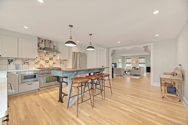 Building Photo - 237 6th St