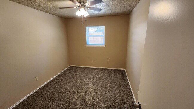 Building Photo - Half off first full month's rent/Southwest...