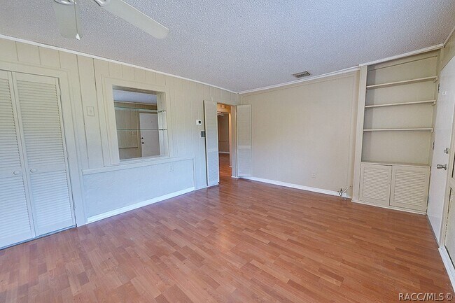 Building Photo - 323 Ella Ave