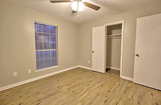 Building Photo - 705 Edgewood Ct