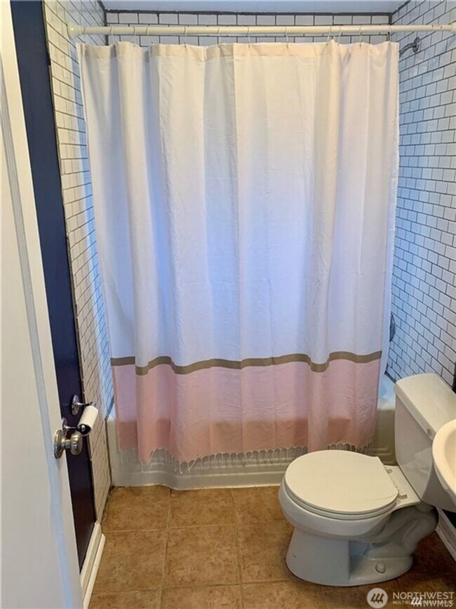 Building Photo - 2bd/1ba Seattle Home