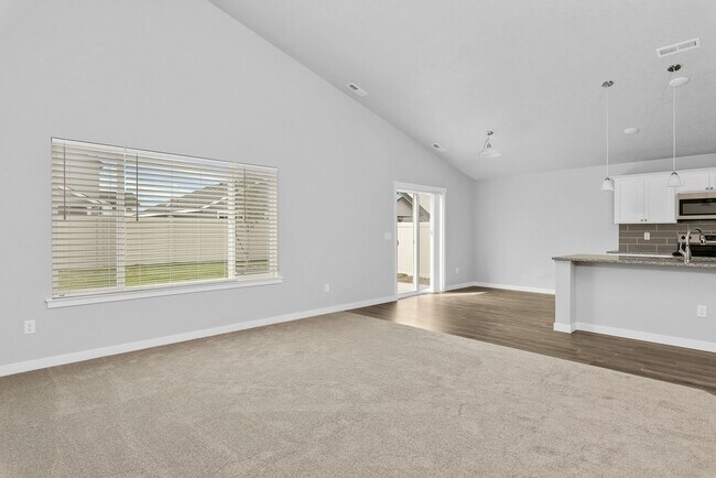 Building Photo - Beautiful 4bd/2ba Single Level Home w/RARE 4-CAR GARAGE