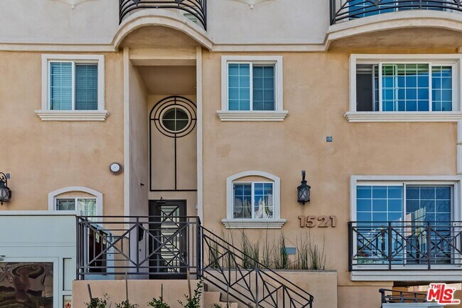 Building Photo - 1521 S Hayworth Ave